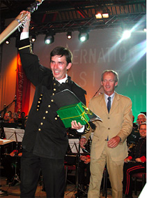 Kapellmeister Josef Ofner bei der Siegerehrung in Vöcklabruck